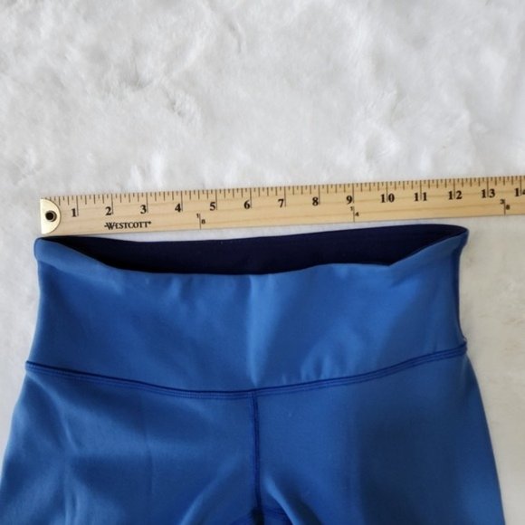 Lululemon wonder Under crop reversible Navy/blue, Size 4 - Picture 9 of 12